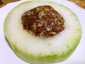 煨制入味的鲜猪肉馅镶嵌在冬瓜中间瓜瓤