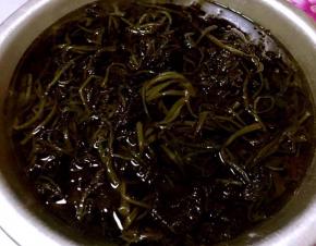 雪里蕻是腌制出来的所以一定要提前在清水中泡至不咸才可以泡好以后沥干水份切成小段备用