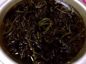雪里蕻是腌制出来的所以一定要提前在清水中泡至不咸才可以泡好以后沥干水份切成小段备用