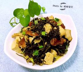 喷喷香的雪里蕻炖豆腐盛入盘中