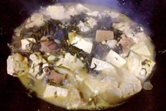 炖十五分钟左右放入盐继续炖五分钟