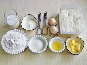 准备食材并称重，首先将波兰种提前做好，高粉，纯净水，糖，酵母粉混合搅拌均匀，盖上盖子放入冰箱冷藏发酵过夜。