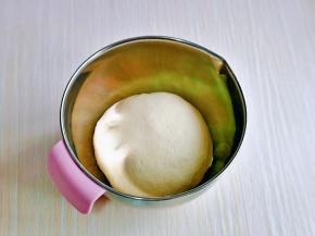 面团揉到有不容易破的手套膜，揉面时间也要根据实际情况调整，总之有不易破的手套膜即可，做吐司揉面很重要。取出揉圆放入器具中，入发酵箱进行发酵。(室温发酵也可以，但一定要保持面团的湿度)