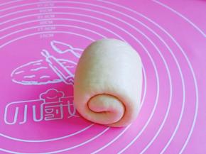 再次擀长舌状卷起来，如图所示。