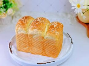 切片早餐做三明治。