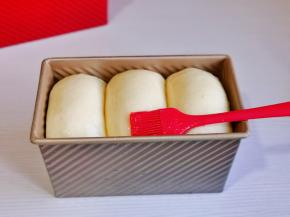 发酵至8-9分满，取出刷蜂蜜。（蜂蜜与玉米油混合搅拌均匀再刷）