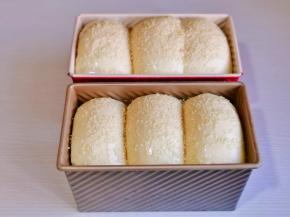 均匀撒上白芝麻。