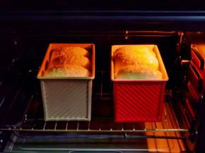 将模具入烤箱底层的烤网上，上管155度，下管165度烤48分钟。