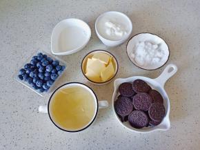 准备食材，酸奶要选浓稠的。