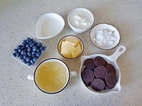 准备食材，酸奶要选浓稠的。