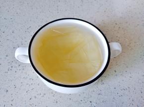 吉利丁片剪成小块，又用冷水浸泡至软。