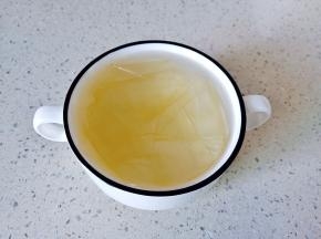 吉利丁片剪成小块，又用冷水浸泡至软。