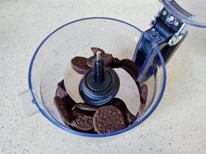 把奥利奥放入KitchenAid 7杯小神碗中。