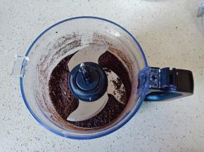 开启把饼干搅碎。