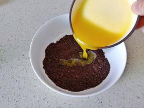 黄油隔水融化，倒入饼干碎搅拌均匀。