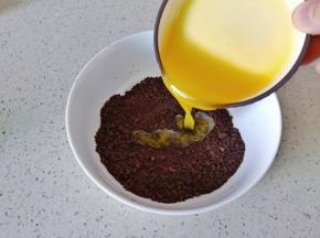 黄油隔水融化，倒入饼干碎搅拌均匀。