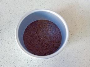 拌好的饼干放入模具压实，放冰箱冷藏半小时。