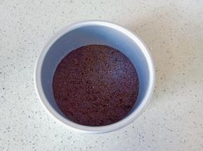 拌好的饼干放入模具压实，放冰箱冷藏半小时。