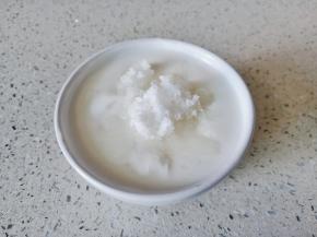 酸奶加白糖搅拌均匀。