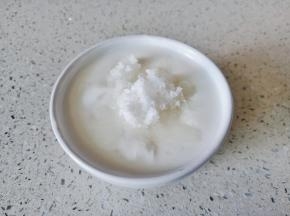 酸奶加白糖搅拌均匀。