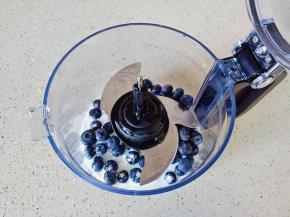 把蓝莓与纯牛奶放入料理机。