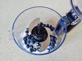 把蓝莓与纯牛奶放入料理机。