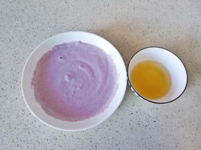 吉利丁片隔水加热融化。