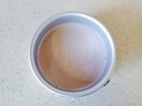 模具外围包一次锡纸，把慕斯液倒入模具，盖上一层保鲜膜放冰箱冷藏4小时左右。