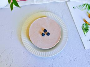 冷藏好的慕斯用吹风机在模具外围轻轻吹一下好脱模。