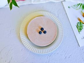 冷藏好的慕斯用吹风机在模具外围轻轻吹一下好脱模。