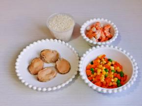 准备食材，鲜虾我提前水煮后剥虾仁的。