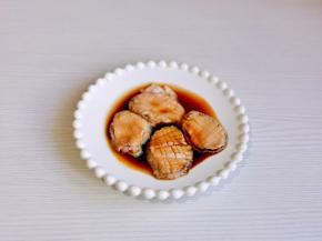 加入料酒，酱油抓拌均匀，腌制10分钟。