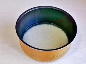 大米淘干净放入电饭煲中，水量和平时一样即可。