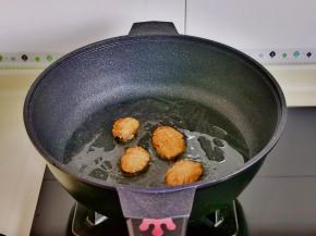 起油锅，加入腌制好的小鲍鱼小火翻炒变色。