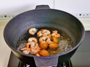 加入煎虾仁煸炒。