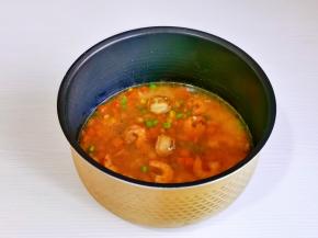 炒好的海鲜倒入电饭煲中，启动电饭煲煮饭即可。