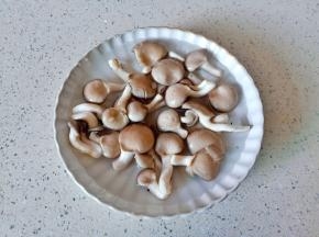 秀珍菇放盐水浸泡一下。