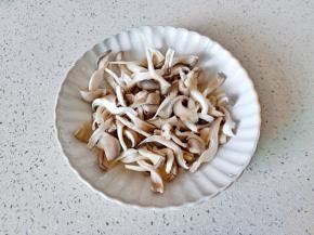 清洗好的秀珍菇撕成小块。