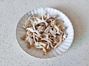 清洗好的秀珍菇撕成小块。