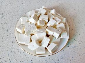 豆腐切成小方块。