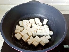 热锅热油下豆腐煎。