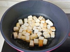 豆腐煎到两面微黄盛盘。