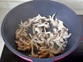 锅里放一点油，放入秀珍菇爆炒。