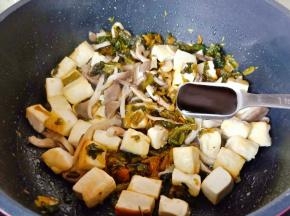 加一勺生抽调味。