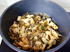 大火翻炒均匀即可。