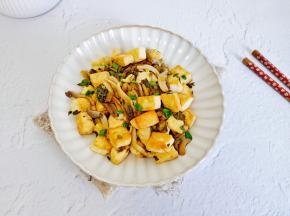 下饭菜来了，由于雪菜是咸的，就不用另外加盐了。