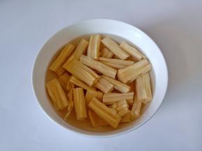 腐竹加清水浸泡开。