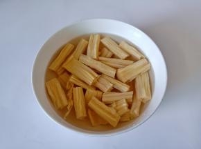 腐竹加清水浸泡开。