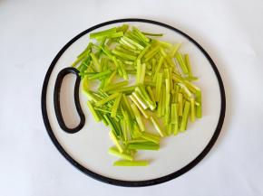 芹菜择去叶子切成段。