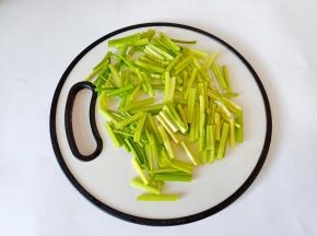 芹菜择去叶子切成段。